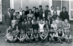 F562 Alle leerlingen en personeel ca 1955